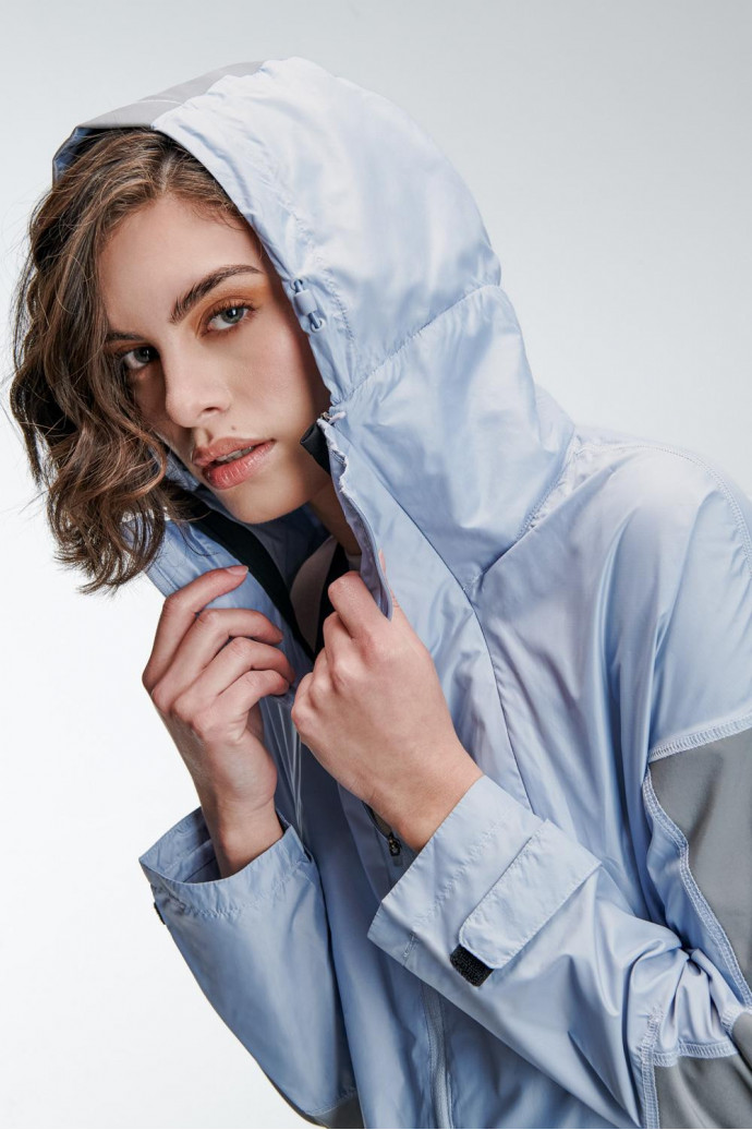 Chaqueta liviana con capota y reflectivos