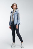 Chaqueta liviana con capota y reflectivos