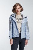 Chaqueta liviana con capota y reflectivos