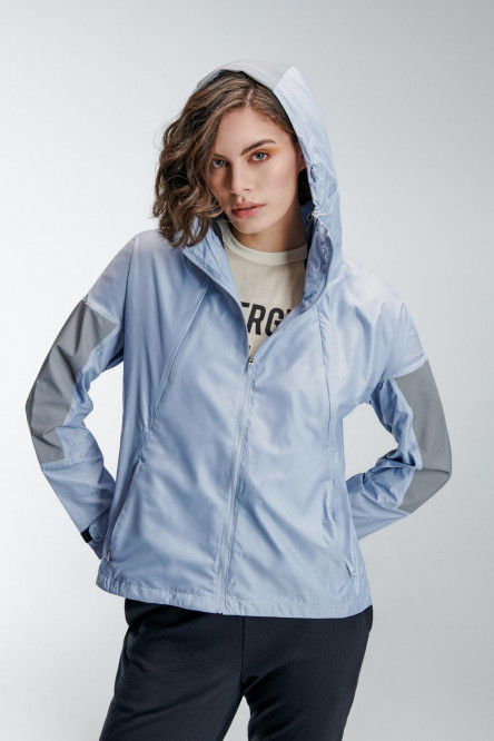Chaqueta liviana con capota y reflectivos