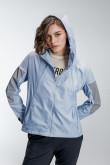 Chaqueta liviana con capota y reflectivos