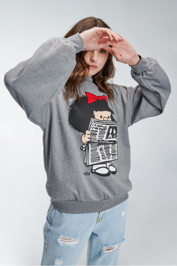 Buzo cuello redondo, con estampado de Mafalda