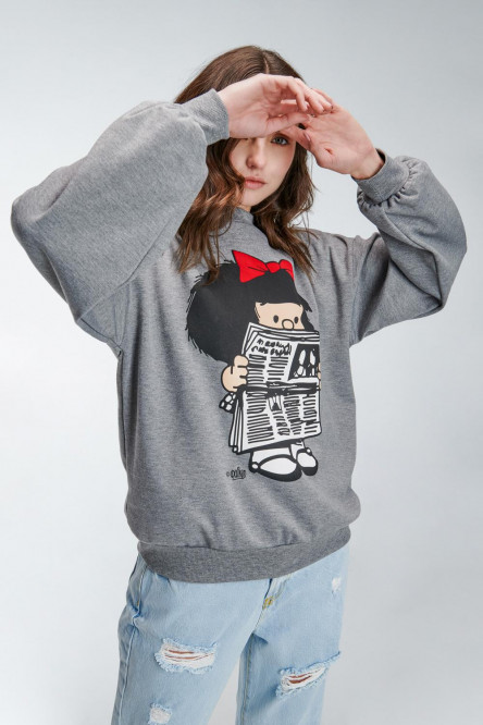 Buzo cuello redondo, con estampado de Mafalda