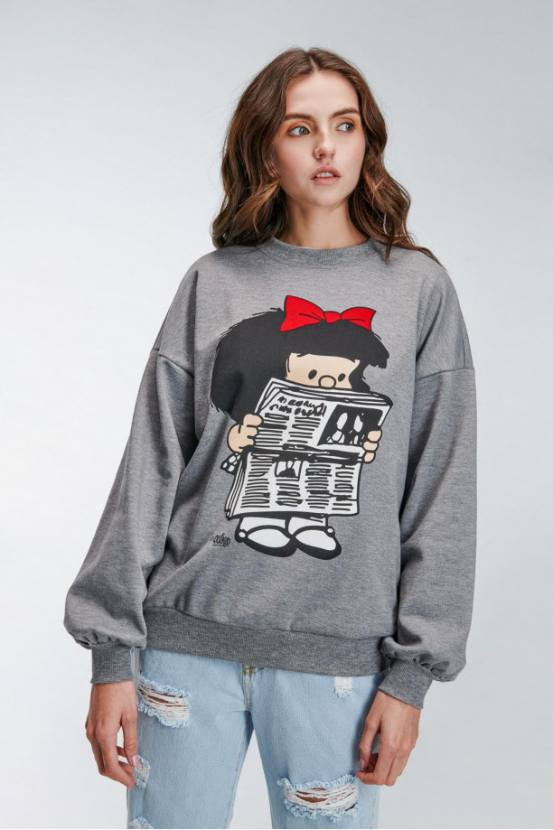Buzo cuello redondo, con estampado de Mafalda
