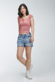 Blusa manga sisa con encauchado en corte inferior y espalda.
