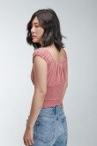 Blusa manga sisa con encauchado en corte inferior y espalda.