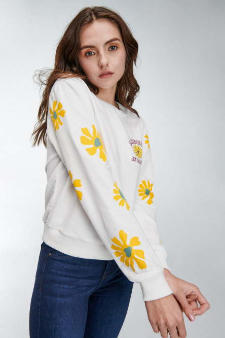 Buzo cuello redondo, con estampado.