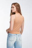 Camiseta, manga sisa, cuello alto, unicolor.