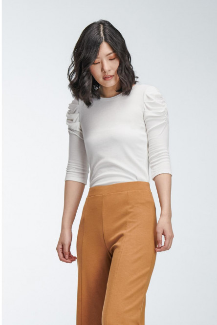 Camiseta manga corta unicolor, con recogido en mangas.