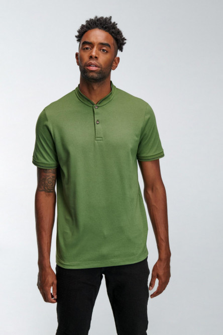 Camiseta Polo unicolor con cuello y puños tejidos, manga corta con  pechera de dos botones.