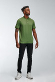 Camiseta Polo unicolor con cuello y puños tejidos, manga corta con  pechera de dos botones.