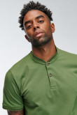 Camiseta Polo unicolor con cuello y puños tejidos, manga corta con  pechera de dos botones.