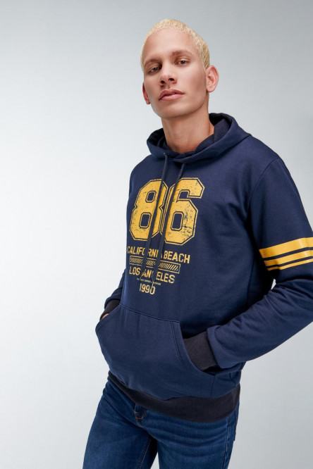 Buzo básico cerrado con capota estampado.