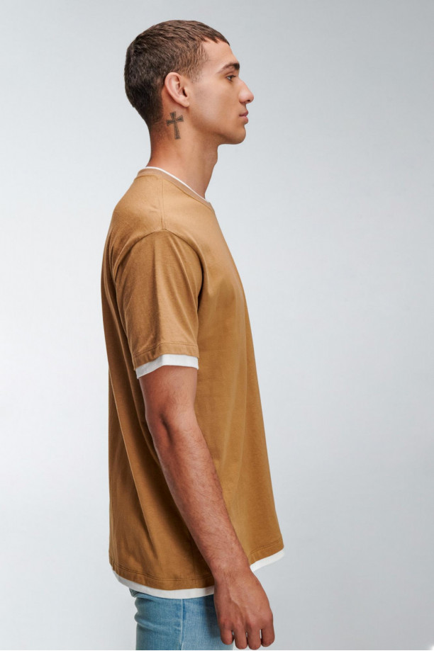 Camiseta manga corta unicolor.
