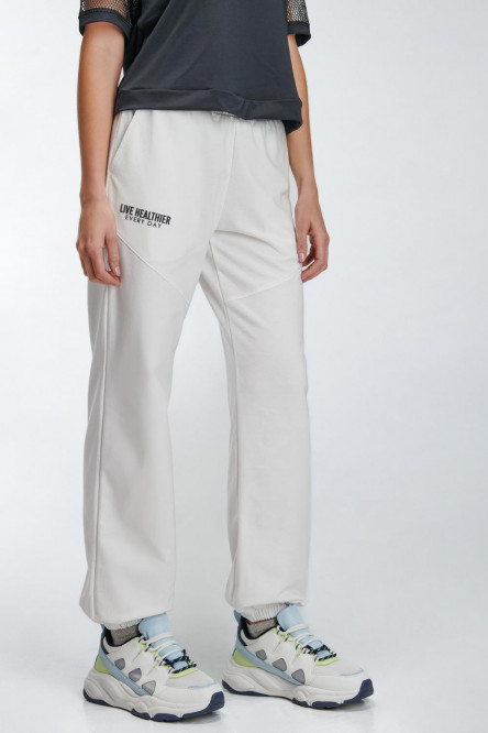 Jogger estampado, con bolsillos y silueta medio amplia.