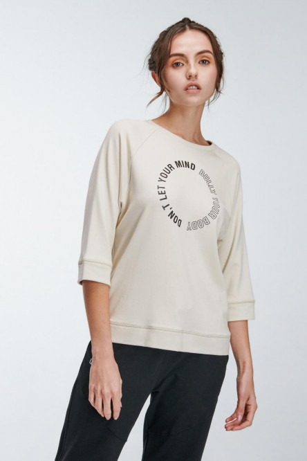 Buzo para mujer, con manga ranglan ¾ y estampado sobre el frente.