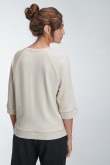 Buzo para mujer, con manga ranglan ¾ y estampado sobre el frente.