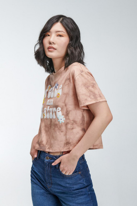 Camiseta manga corta con estampado en frente.