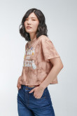 Camiseta manga corta con estampado en frente.