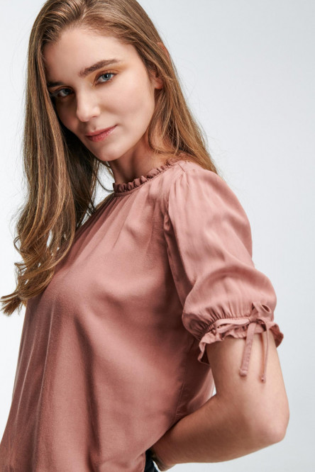 Blusa unicolor, con gola inferior con elástico