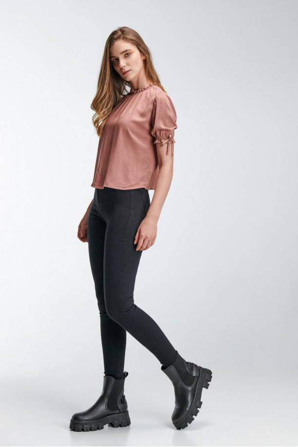 Blusa unicolor, con gola inferior con elástico