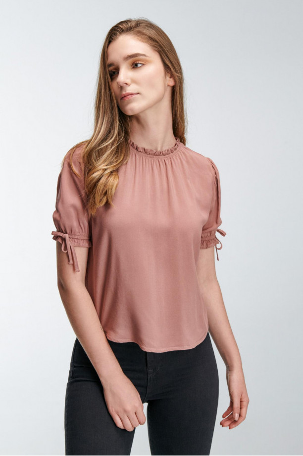 Blusa unicolor, con gola inferior con elástico