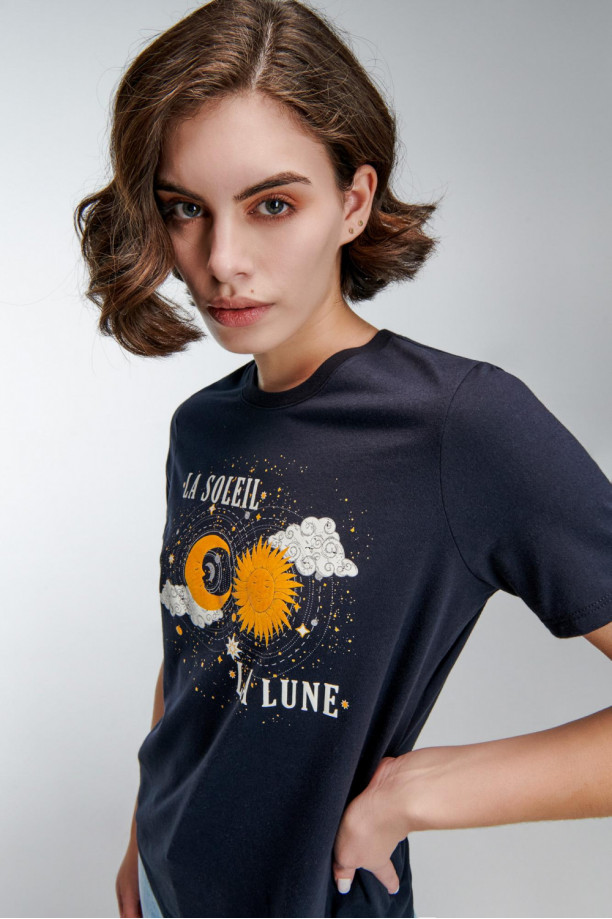 Camiseta manga corta con estampado en frente.