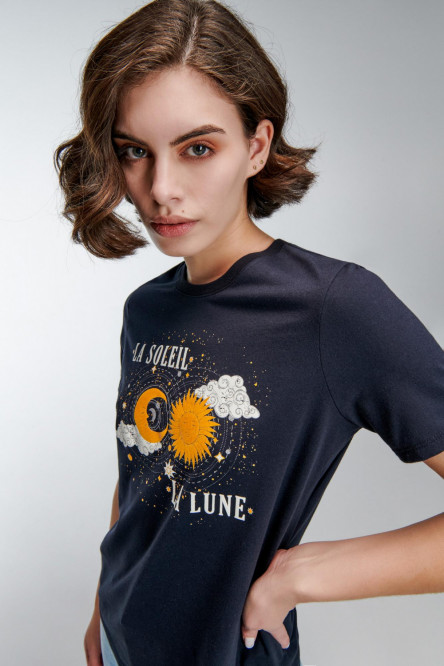 Camiseta manga corta con estampado en frente.