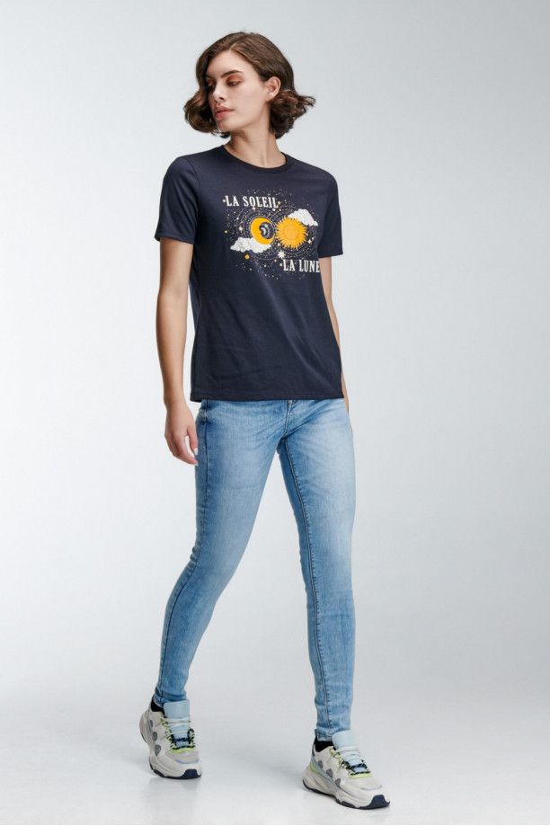 Camiseta manga corta con estampado en frente.