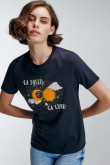 Camiseta manga corta con estampado en frente.