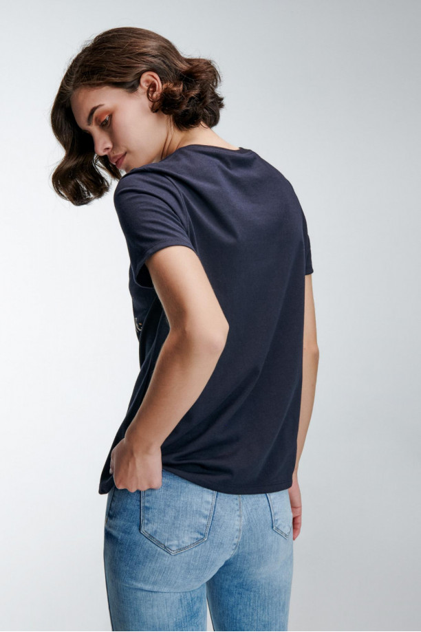 Camiseta manga corta con estampado en frente.