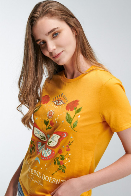 Camiseta manga corta con estampado en frente.