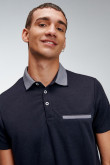 Camiseta Polo unicolor con cuello tejido.
