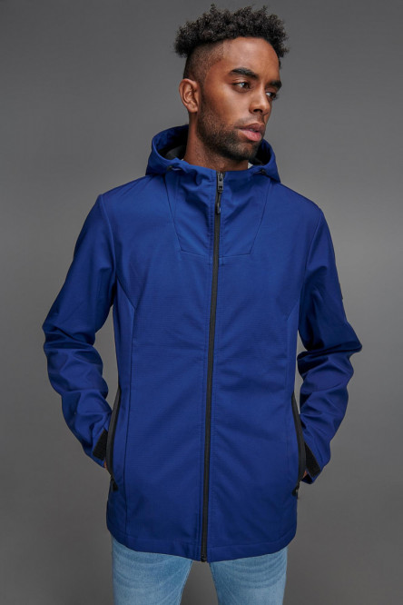 Chaqueta liviana con capota