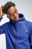 Chaqueta liviana con capota