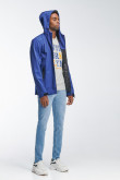 Chaqueta liviana con capota