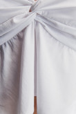 Blusa unicolor en tela lisa con escote y mangas con encauchado en puño.