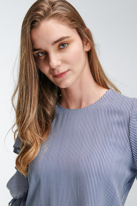 Blusa con anudado en mangas y abertura en espalda.