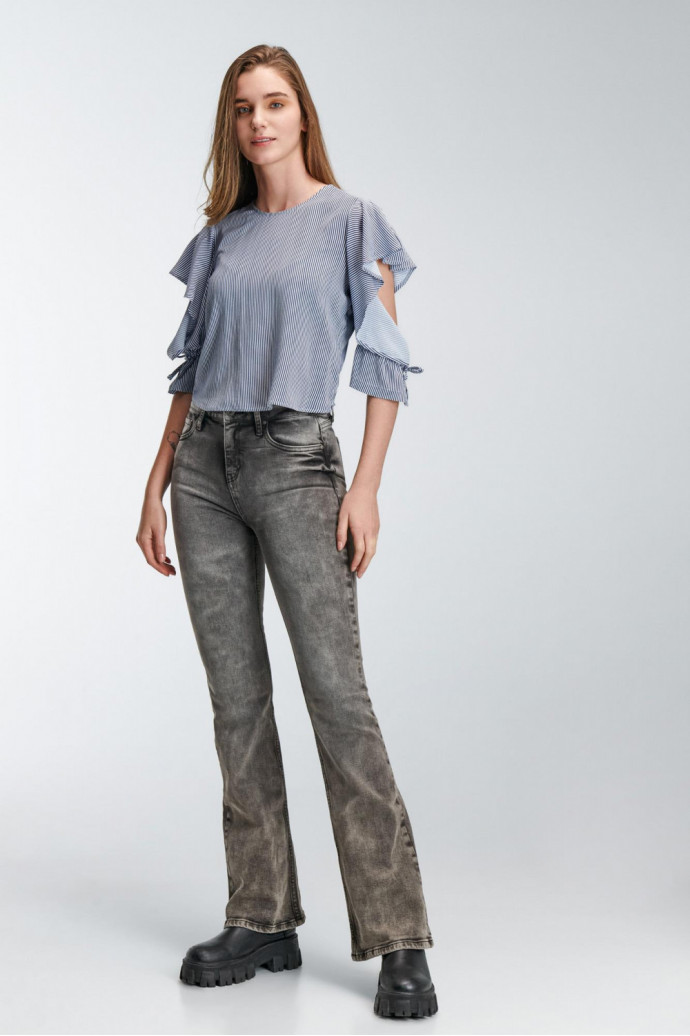Blusa con anudado en mangas y abertura en espalda.