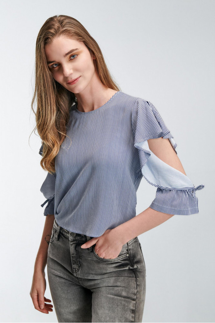 Blusa con anudado en mangas y abertura en espalda.