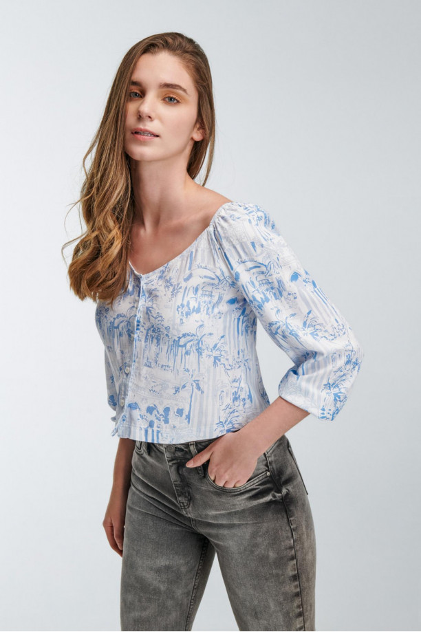 Blusa con abotonadura en frente elástico en mangas y puños.