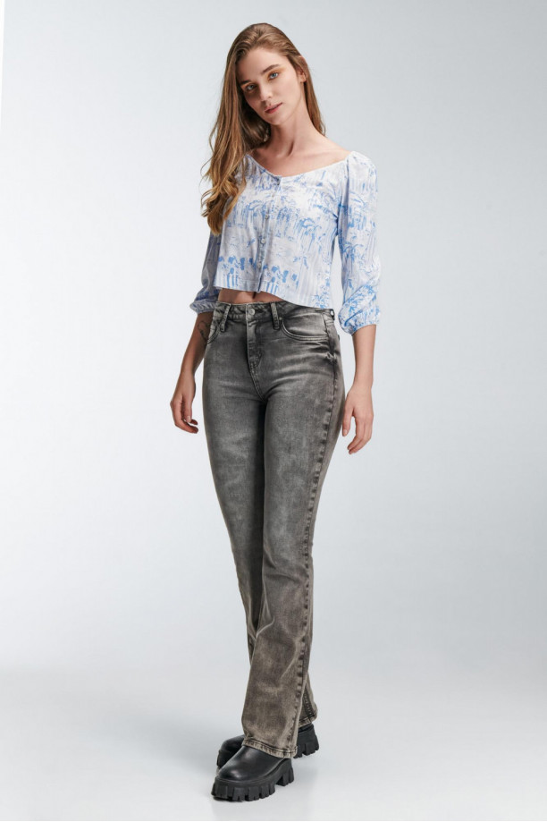Blusa con abotonadura en frente elástico en mangas y puños.