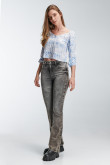 Blusa con abotonadura en frente elástico en mangas y puños.
