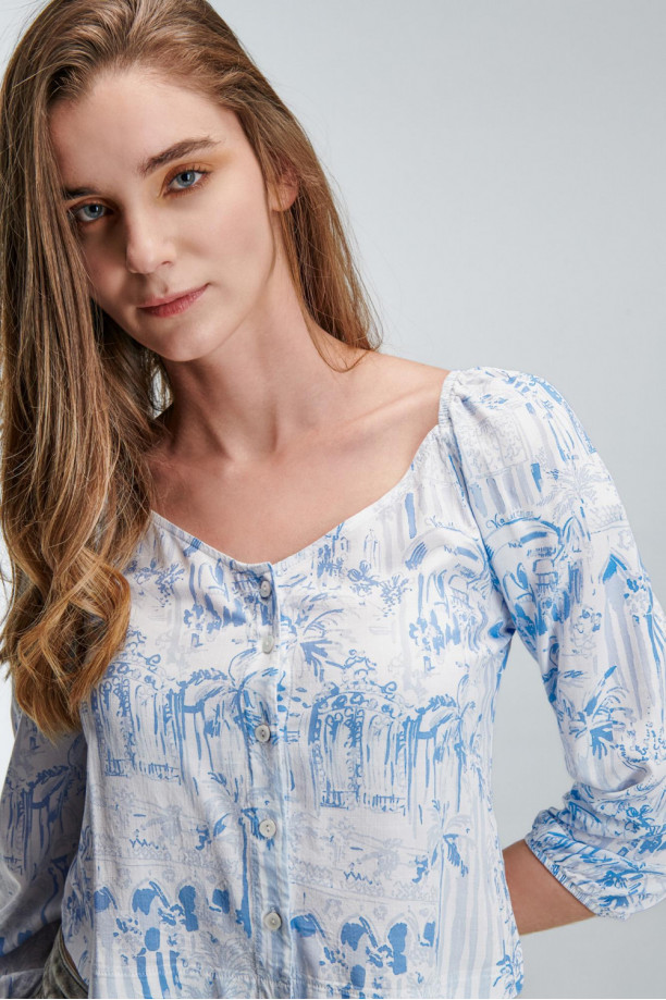 Blusa con abotonadura en frente elástico en mangas y puños.