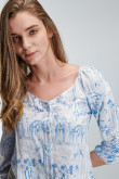 Blusa con abotonadura en frente elástico en mangas y puños.