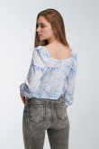 Blusa con abotonadura en frente elástico en mangas y puños.