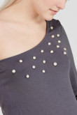 BLUSA CORTE ASIMETRICO CON PERLAS