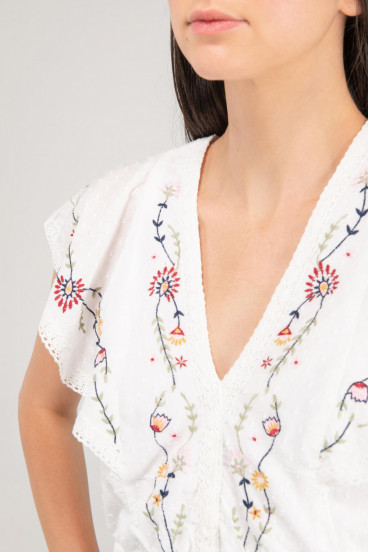 BLUSA ESCOTE EN V BORDADA