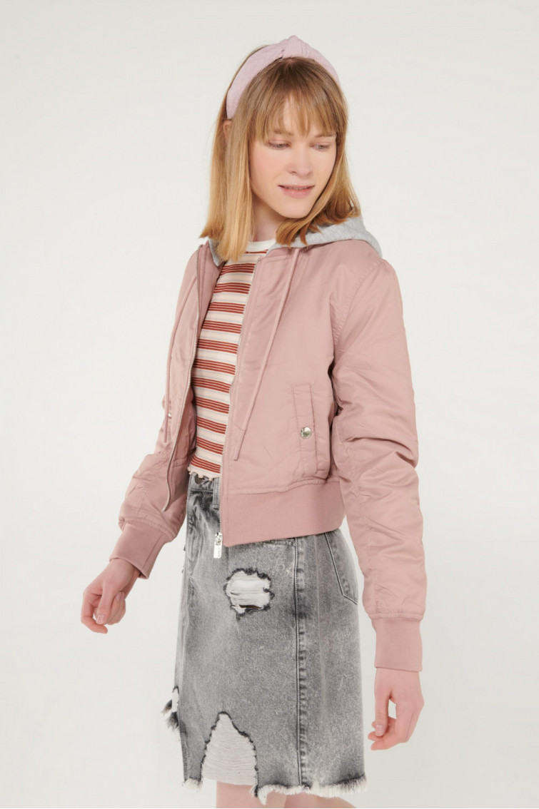 CHAQUETA CON CAPOTA REMOVIBLE
