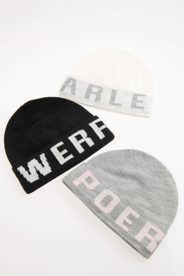 GORRO UNICOLOR CON MENSAJE